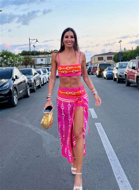 Ecco La Perfezione Elisabetta Gregoraci Con Il Bikini Nude Si Gira Tutta La Spiaggia