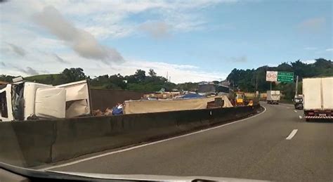 Acidente Com Carreta E ônibus Deixa Quatro Feridos Na Via Dutra Em