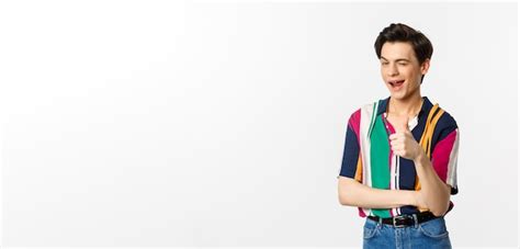 Um Jovem Gay Bonito Mostrando O Polegar Para Cima E Piscando Encoraja Voc Elogiando A Boa