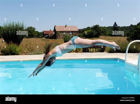 Jeune femme en bikini dans la piscine Banque de photographies et dimages à haute résolution Alamy