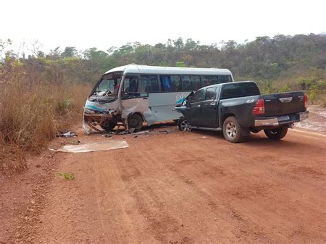 Colisão entre micro ônibus e caminhonete deixa feridos entre Rio Sono e