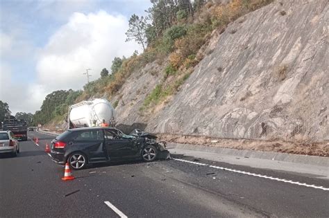 A Colis O A Envolver Carro E Cami O Na Subida De Vila Ch Faz Um