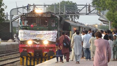 GEU 40 9012 Hauling Karachi Bound 26 DN Bahauddin Zakria Express