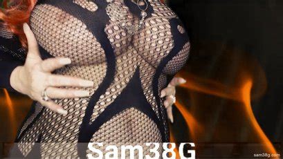 MILF Samantha G Shows Off Her Amazing Body In Sexy Black Lingerie Photos