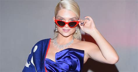 Margaret W Bikini Wygina Mia O Cia O Ale Troch Si Pobrudzi A Piaskiem Plejada Pl