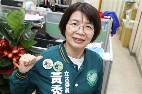 （有影片）／立委黃秀芳總部推「貓狗抱枕」更活潑方式與選民互動