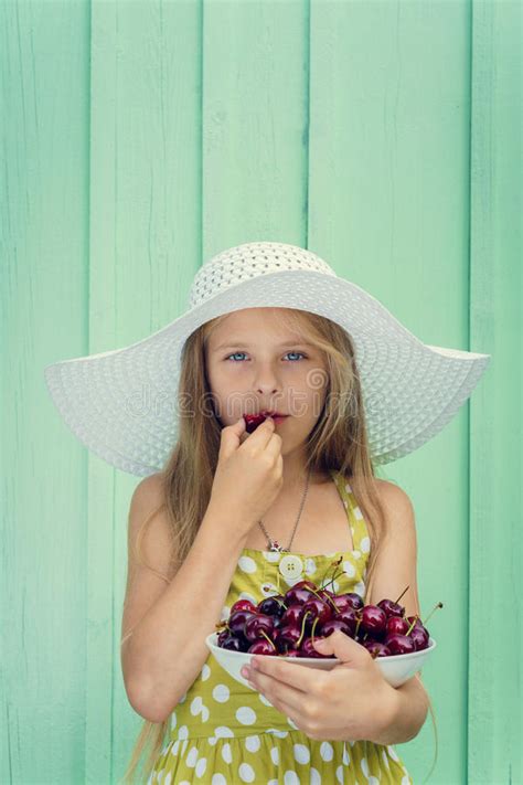 Fille Blonde Mignonne Buvant De La Limonade Rouge Image Stock Image Du Heureux Bonheur