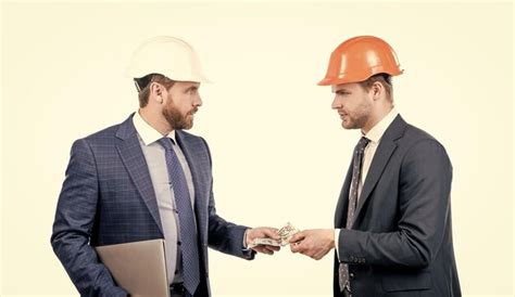 Hombres De Negocios Confiados En Traje Y Casco De Seguridad Que Dan