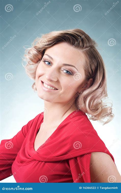 Femme Caucasienne Blonde De Sourire Photo Stock Image Du Regard
