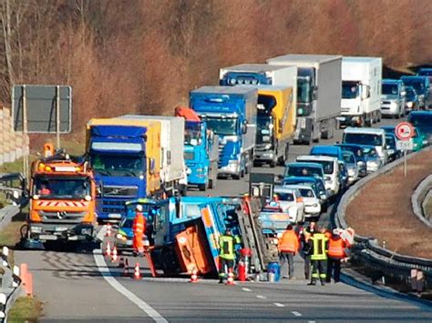 Lkw Anh Nger Schleudert Und Kippt Auf Der A Binzen Badische Zeitung