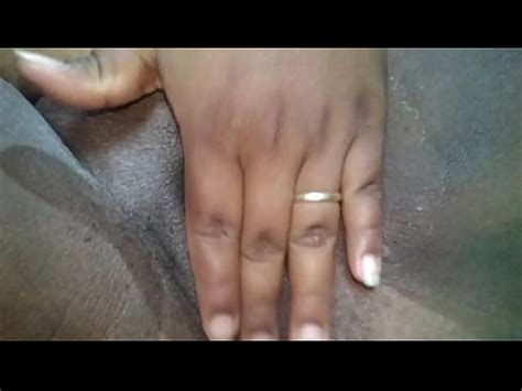 Marido pilla a su mujer tocándose y le llena el coño de semen como castigo XVIDEOS