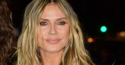 Supermodelo faz ensaio de lingerie ao lado da filha e vira alvo de críticas nas redes sociais