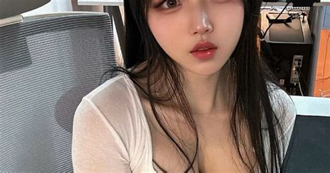 Nhan S C Quy N R C A Hot Girl Khi N C U Sao Mu Ch Th N D Ng T I Kho N C T Ch Xanh L M M T