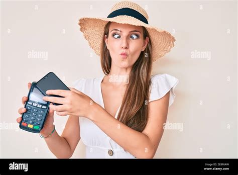 Jeune Fille Blonde Payant Avec Un Smartphone Et Damaphone Faire Le Visage De Poisson Avec La