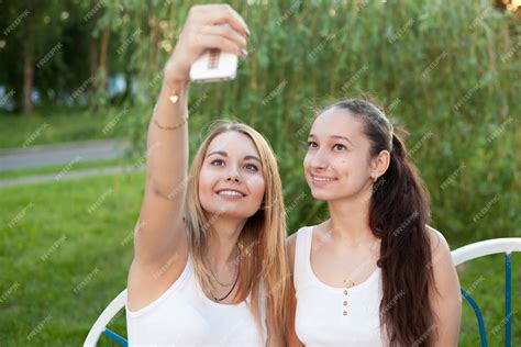 Les Filles Prennent Un Selfie Photo Gratuite