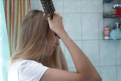 Fille Blonde Assez Jeune Se Brossant Les Cheveux Image Stock Image Du