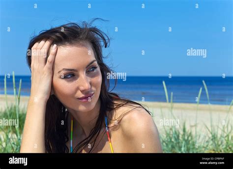 Junge frau sonnenbaden bikini Fotos und Bildmaterial in hoher Auflösung Alamy