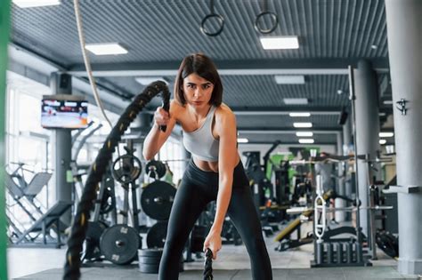 Corpo De Mulher De Academia - Com equipamento especial mulher em roupas esportivas com tipo de corpo ...