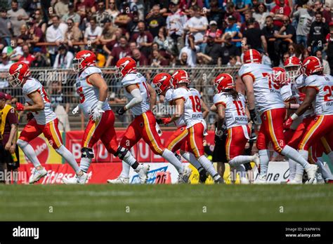 Die Mannschaft der Madrid Bravos laeuft ein, GER Rhein Fire vs. Madrid ...