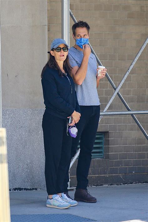 Jennifer Garner Hugs BF John Miller In New PDA Pics – Hollywood Life