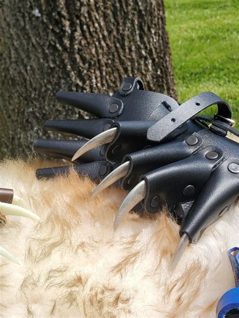 Set Of Claws Red Falcon