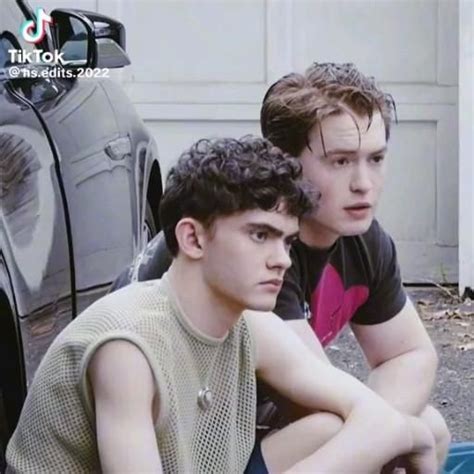 Pin By Ashley De Cruyenaere On Heartstopper Video Cute Gay Couples Amazing Songs Youre