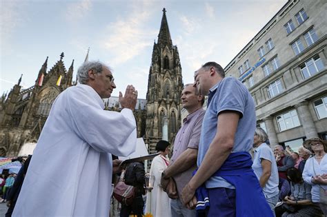 In Radical Shift Pope Francis Approves Priestly Blessings For Same Sex Couples The Times Of