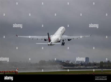 A330 airbus cockpit hi-res stock photography and images - Alamy