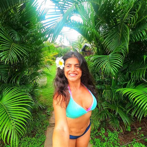 10 Sexy Hot Shenaz Treasury Bikini Pics