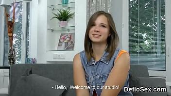 Cariño insaciable frota la vagina suave hasta que está llegando al clímax XVIDEOS