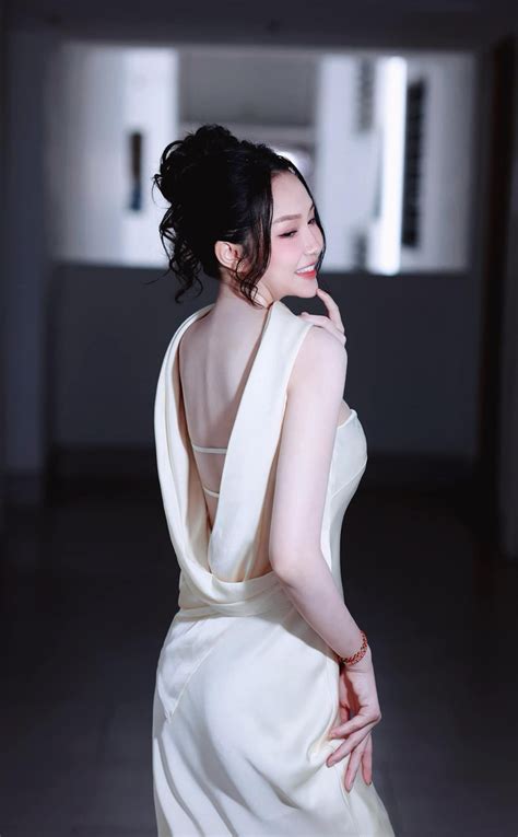 V Hot Girl K M Tu I C A Tu N H Ng Ki M Ti N Nh N C Ch Ng Chi U Nh B Ho Ng Sinh