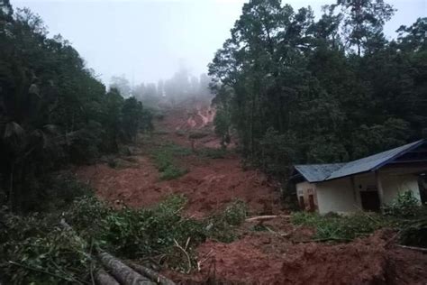 Foto Jiwa Terisolasi Akibat Banjir Dan Tanah Longsor Di Luwu