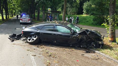 Mann Fl Chtet Mit Gestohlenem Auto Und Kracht In Habenhausen Gegen Baum