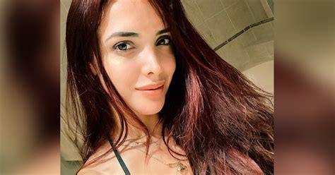 Rosángela Espinoza y el bikini verde jade con bordados a crochet que