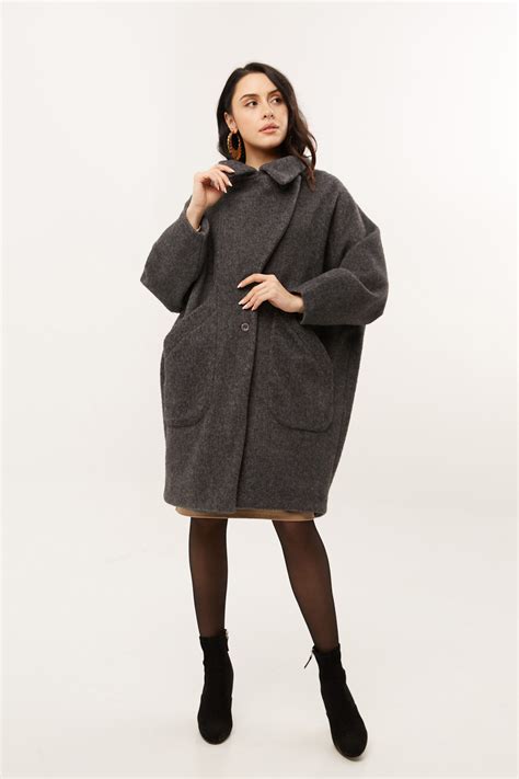 Полушерстяное короткое пальто-кокон темно-серого цвета с большим ...
