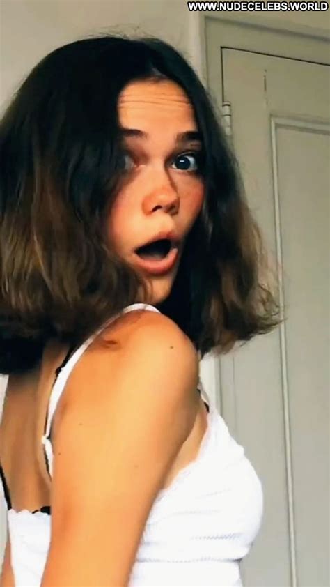 Oona Laurence Posing Hot Celebrity Beautiful Sexy Babe