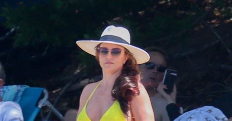 Exclusif Britney Spears en bikini jaune se détend sur une plage de Honolulu Hawaï Etats