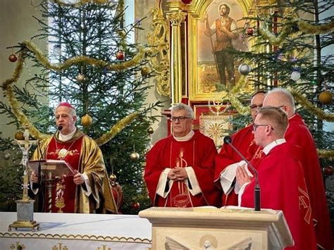 Uroczysta msza święta w Posłowicach Biskup Jan Piotrowski modlił się w