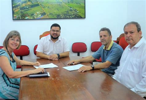 Not Cia Prefeito Assina Termo De Colabora O A Casa Dos Velhos