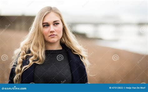 Jeune Adolescente Blonde Pensant Sur La Plage Photo Stock Image Du Beau C Te