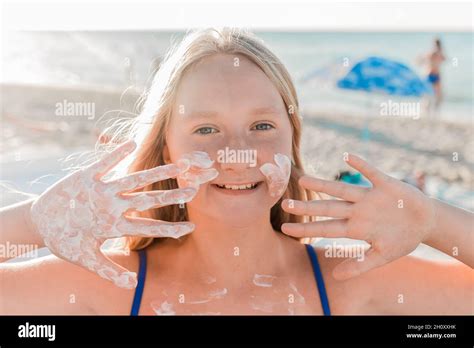 Portrait d une jeune fille adolescente blonde positive d apparence européenne avec écran solaire
