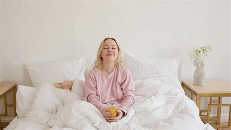 Blonde Mignonne La Maison Distanciation Sociale Et Auto Isolement En Quarantaine Couch Dans