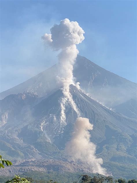 VOLCÁN DE FUEGO Y SANTIAGUITO REGISTRAN EXPLOSIONES DÉBILES Y MODERADAS