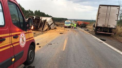 Acidente entre carretas e caminhão deixa 2 mortos na BR 163 em Nota