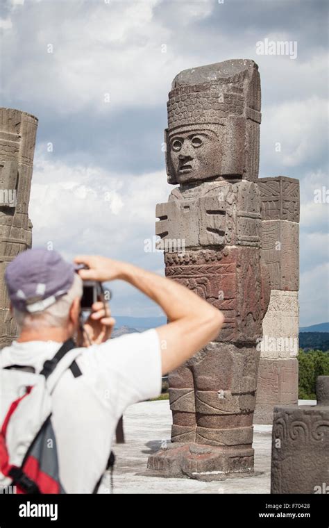 Turista Un Atlante En La Parte Superior De La Pir Mide De Las Ruinas