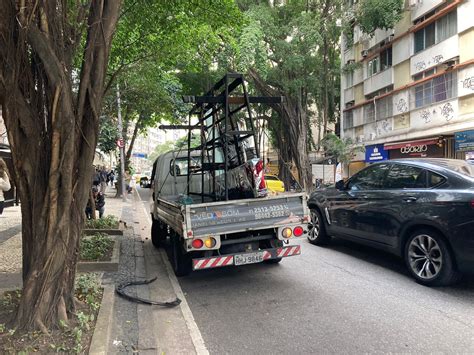 Persegui O E Tiros Em Ipanema Motorista Em Fuga Atropela Policial E