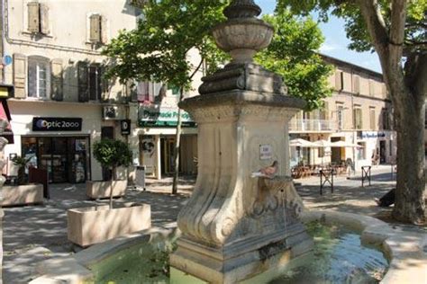 Pertuis Est Une Ville Traditionnelle Dans Le Vaucluse Avec Plusieurs