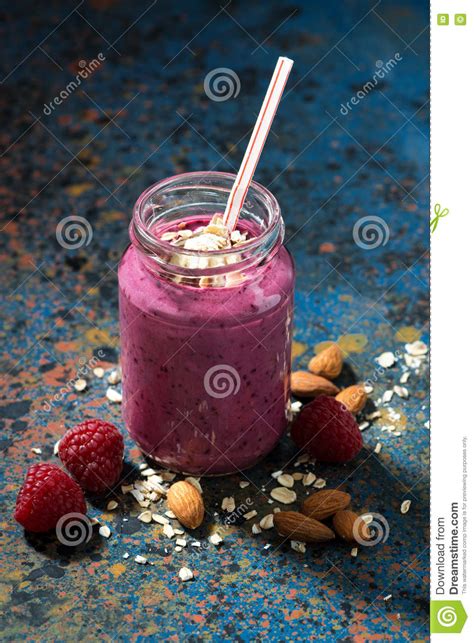 Smoothies Sanos De La Baya Con La Harina De Avena En Botella Foto De