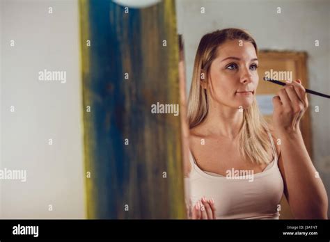 Belle fille blonde faisant elle même un miroir debout devant un miroir Photo Stock Alamy