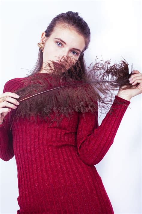 Jovencita Brunette Dama Moda Chica Vestida De Rojo Con El Concepto De Feather Elegante People